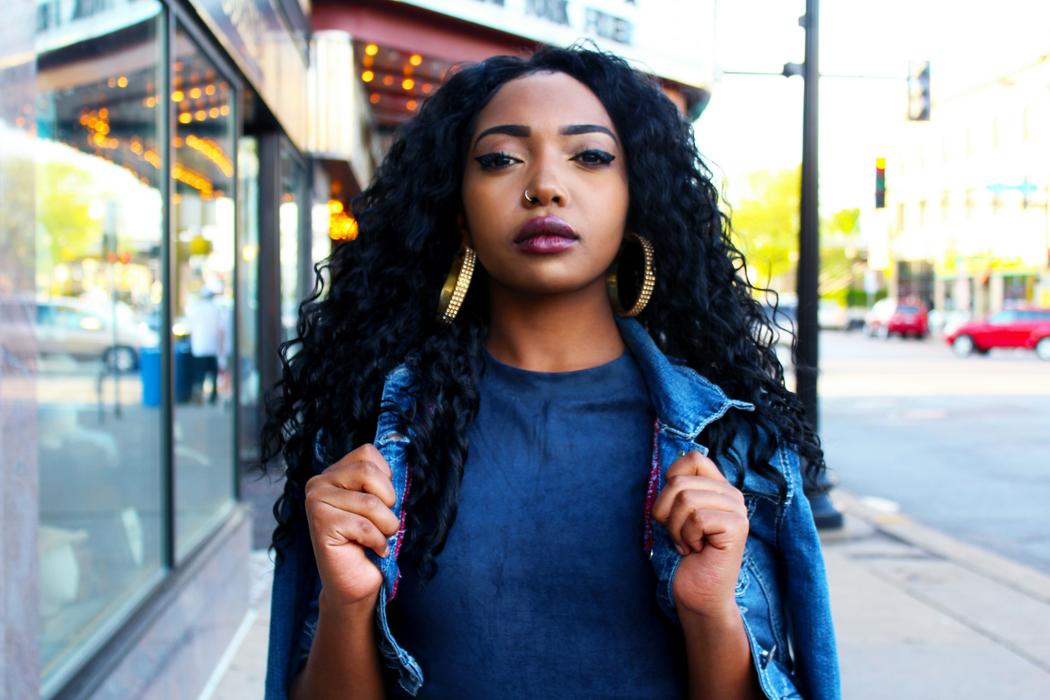 Shampoing réparateur bio pour cheveux abîmés : la solution 2025